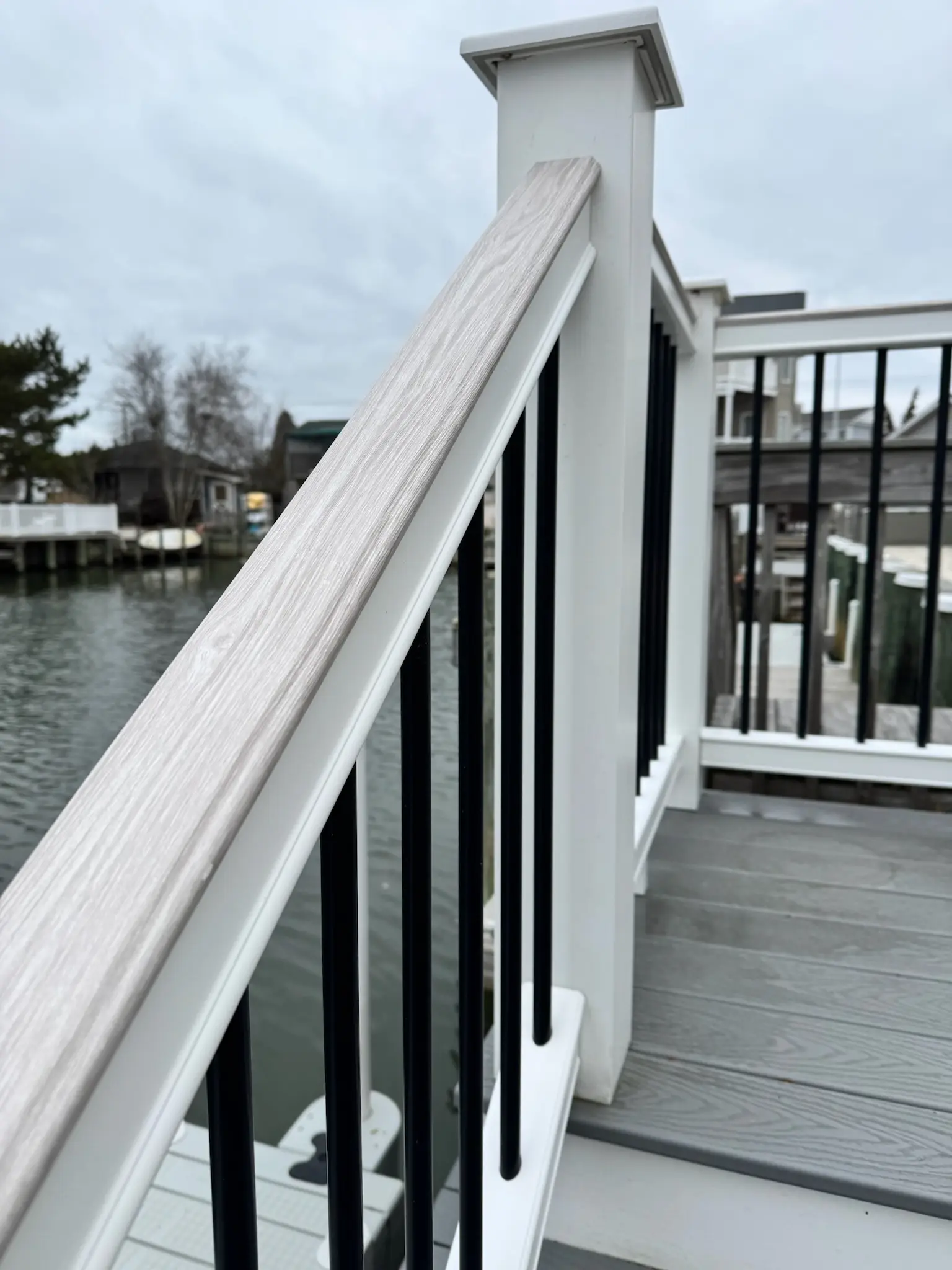 Intex Liberty laminate rail cap in Alpine with black balusters