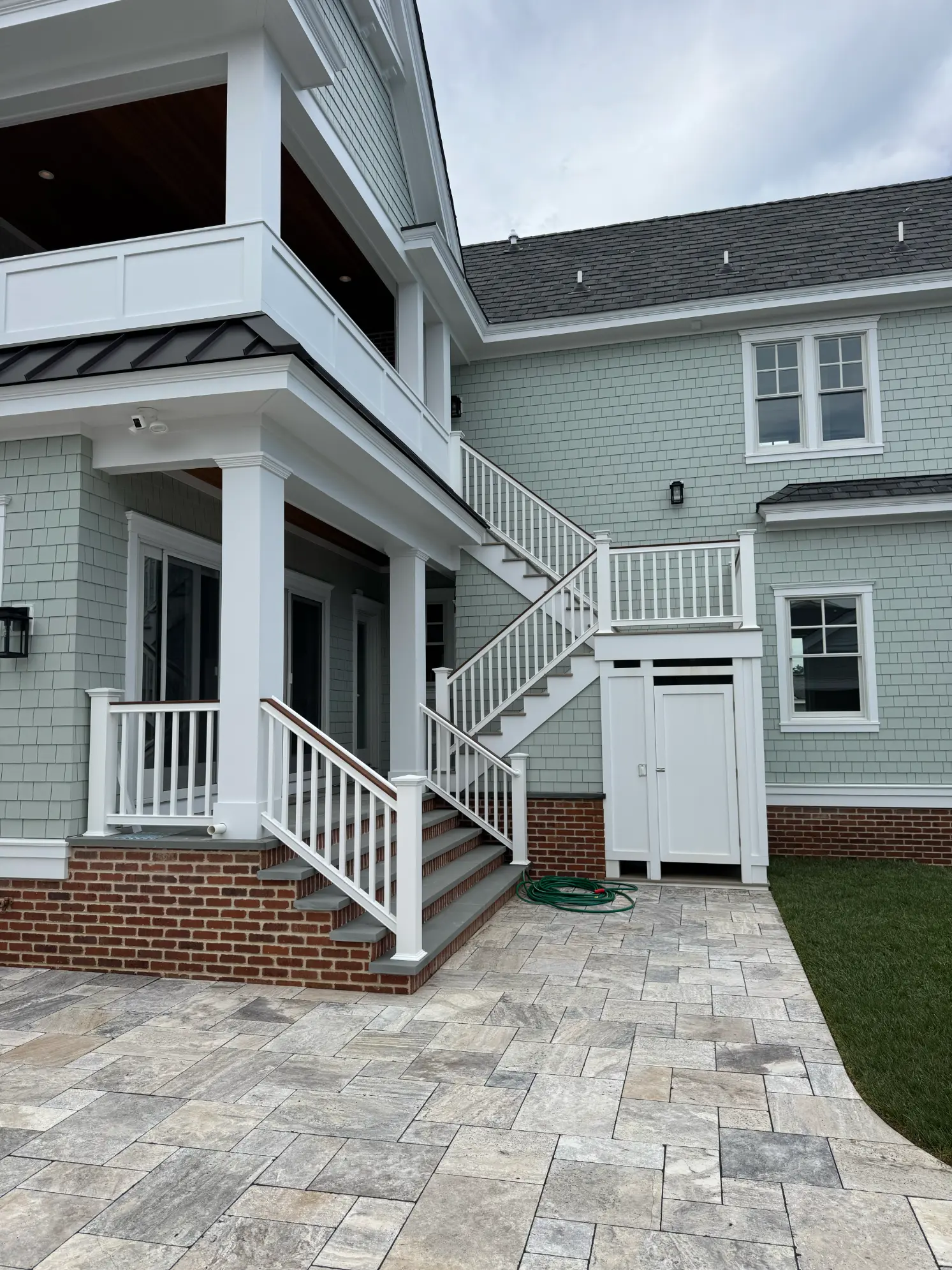 Intex Liberty rail on a porch and stairs